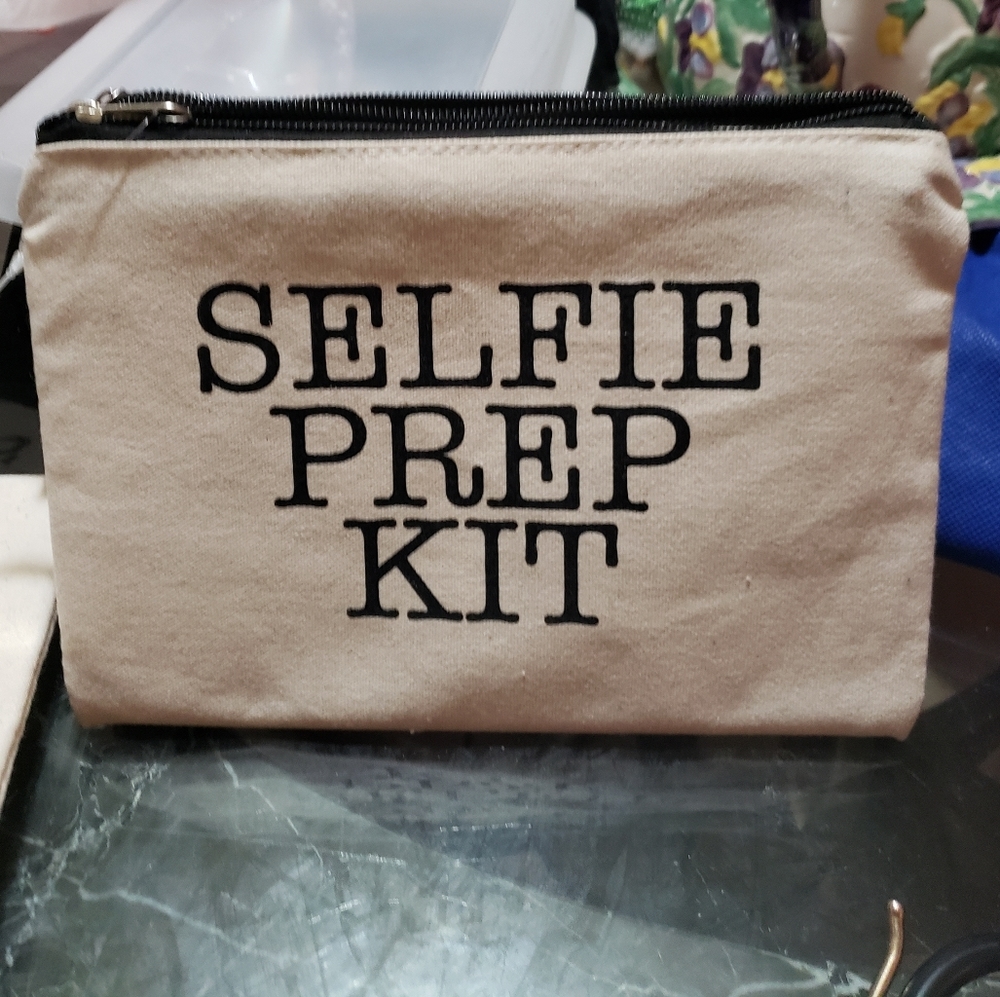 Super cute makeup bag for on the go!!
